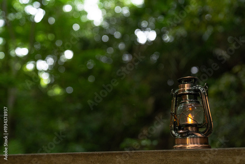 森の中に置かれたアンティークランタン