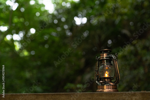 森の中に置かれたアンティークランタン