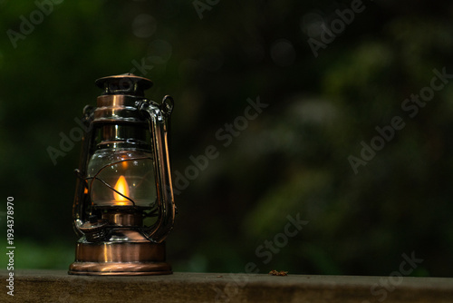 森の中に置かれたアンティークランタン