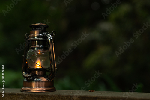 森の中に置かれたアンティークランタン