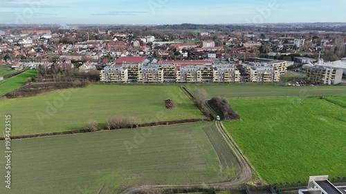Des immeubles entre la campagne et la ville.