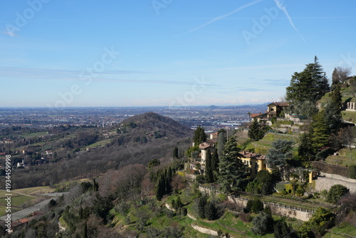 Bergamo, valle di Astino. Sullo sfondo si vede Milano. Alle sue spalle si intravedono le Alpi con il gruppo del monte Rosa