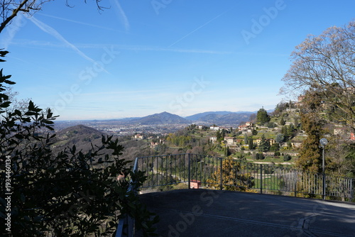 Bergamo, valle di Astino. Sullo sfondo si vede Milano. Alle sue spalle si intravedono le Alpi con il gruppo del monte Rosa