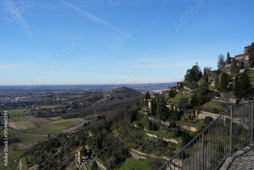 Bergamo, valle di Astino. Sullo sfondo si vede Milano. Alle sue spalle si intravedono le Alpi con il gruppo del monte Rosa