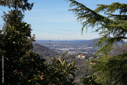 Bergamo, valle di Astino. Sullo sfondo si vede Milano. Alle sue spalle si intravedono le Alpi con il gruppo del monte Rosa