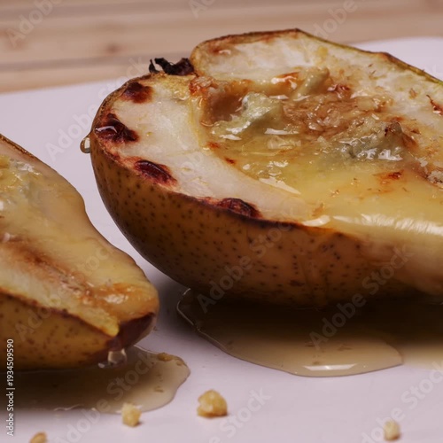Video formato 1:1 , pere cotte al forno con formaggio,  granella di noci e miele