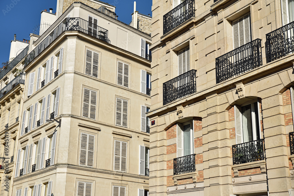 Fototapeta premium Façades&nbsp;haussmanniennes&nbsp;à&nbsp;Paris