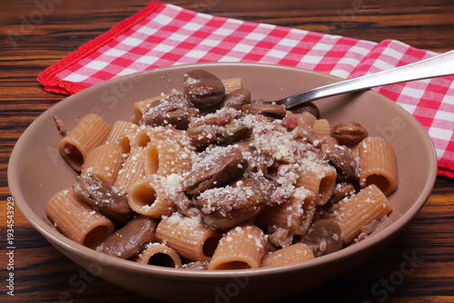 Piatto con pasta salsiccia, fave e pecorino