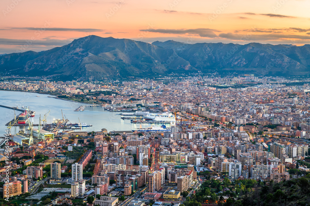 Fototapeta premium Palermo, Italy Skyline at Dusk