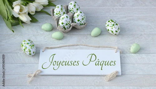 Foto Carte de souhaits de Pâques : œufs de Pâques décorés de fleurs et portant l'inscription française « Joyeuses Pâques »