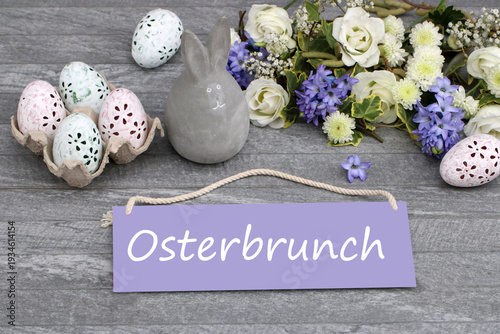 Osterdekoration mit dem Text Osterbrunch.