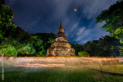 Photos Wat Umong pagoda during a total lunar eclipse, Long exposure showing light trail