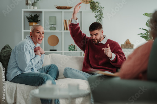 Wallpaper Mural Couples arguing during therapy session Torontodigital.ca