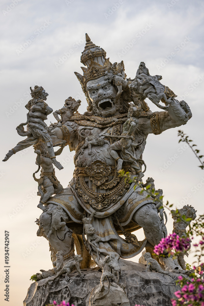 Obraz premium Statue of God fighting with monkeys in Pura Luhur Uluwatu, Bali, Indonesia