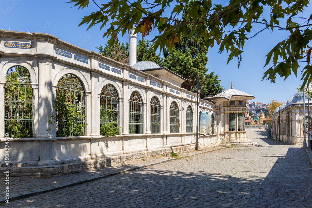 Obraz premium Narrow cobblestone street with tombs and imaret buildings near Eyüp Sultan Mosque in Istanbul. 
