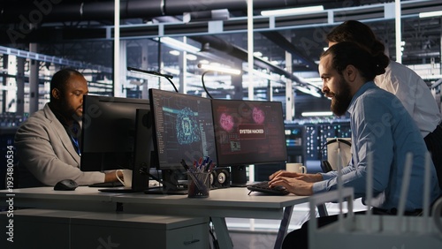 Foto Anxious technicians in data center reacting to system lockdown caused by ransomware alert