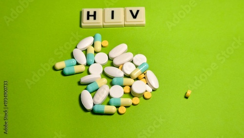 Foto This image illustrates various antiretroviral medications used for the treatment and management of HIV