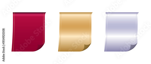 めくれているサテン風のリボン/フラッグ｜ガーネットボルドー、シャンパンゴールド、プラチナシルバーの三色で展開する、右下隅がめくれているリボンのような立体感を備えた装飾用の捲れたフラッグ型ラベルセット
