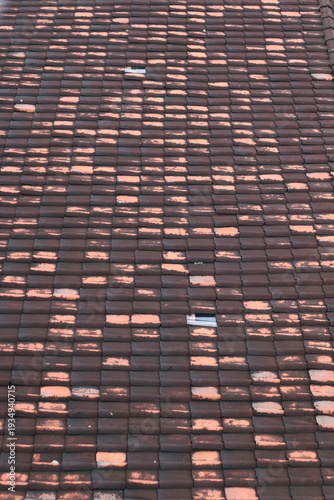 Neatly arranged roof tiles can prevent water from entering when it rains, as well as prevent hot air from entering the house.