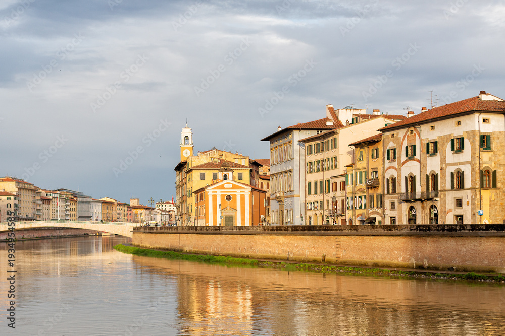 Fototapeta premium Historic buildings built along the edge of the Arno river, Pisa