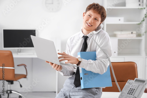 Young businessman with lapt...