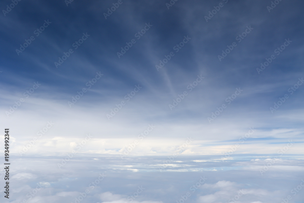 Obraz premium Serene blue sky with wispy clouds and soft white puffs