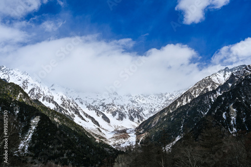 Wallpaper Mural 冬の日本長野県の上高地 Torontodigital.ca