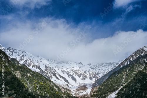 Wallpaper Mural 冬の日本長野県の上高地 Torontodigital.ca