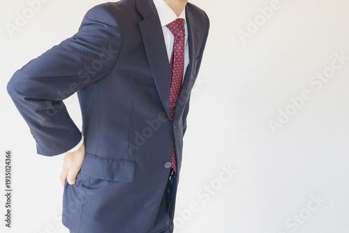 スーツを着た腰痛の男性　イメージ