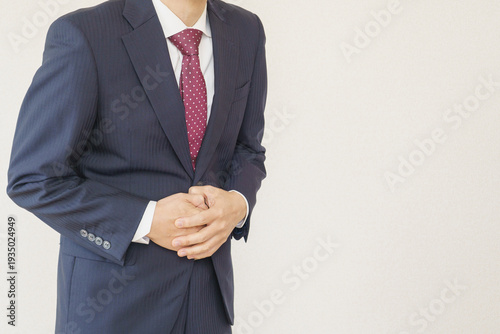 腹痛で苦しむビジネスマン