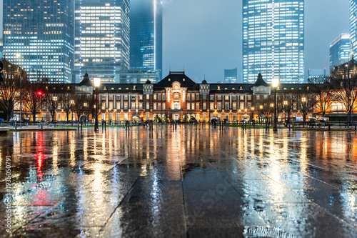 Wallpaper Mural 雨の夜の日本の首都東京 Torontodigital.ca