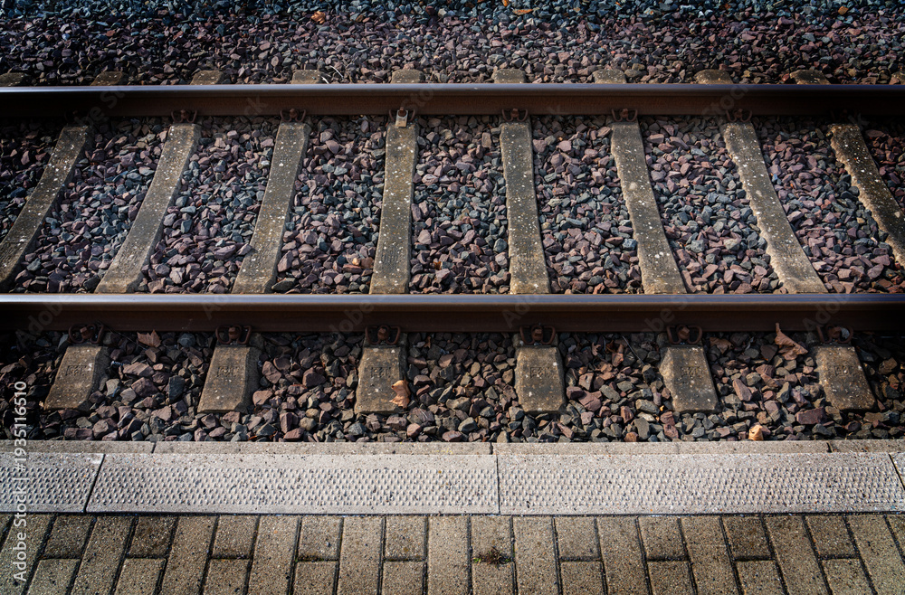 Naklejka premium An der Bahnsteigkante