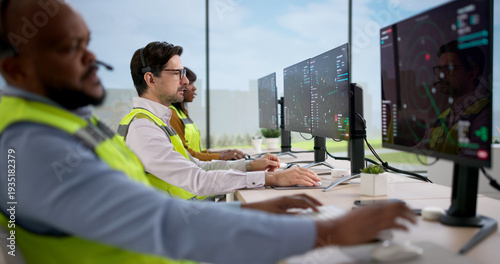 Fotografía Diverse Air Traffic Control Team Monitors Flights Using Computers In Tower