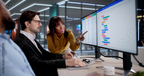 Canvastavla Diverse Team Uses Kanban Software To Manage Schedules And Projects Efficiently