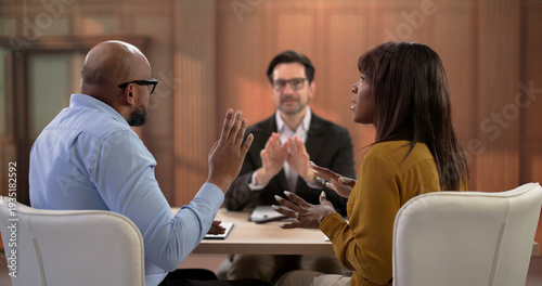 Foto Lawyer Carefully Mediates A Divorce Conflict