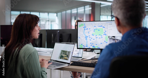 Schilderij op canvas Senior Analyst Using Technology