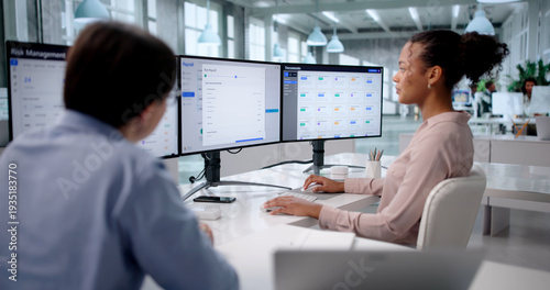 Foto Expert Payroll Manager Using Efficient Software To Process Salaries