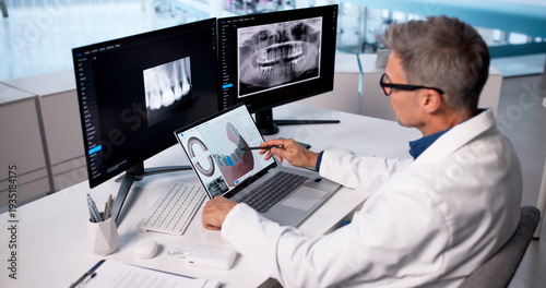 Quadro su tela Skilled Dentist Uses Digital 3D Imaging Technology