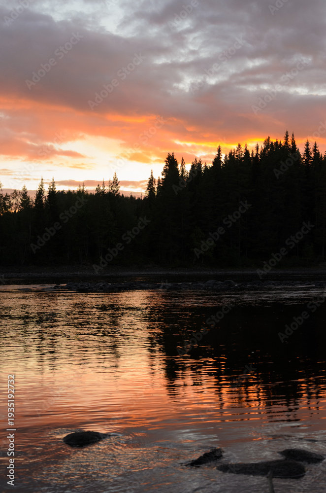 Naklejka premium Golden Hour Sunset Reflection on Forest River