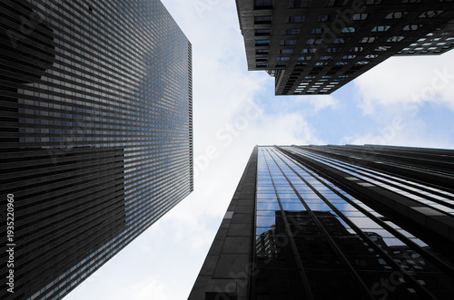 Bilde på lerret Low angle view of skyscrapers against blue sky