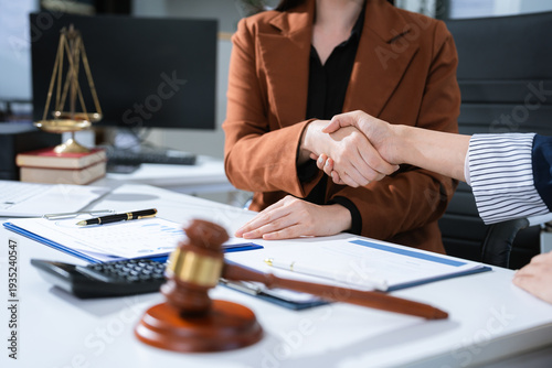 Foto Lawyer shakes hands with a client after discussing and finalizing a contract agreement