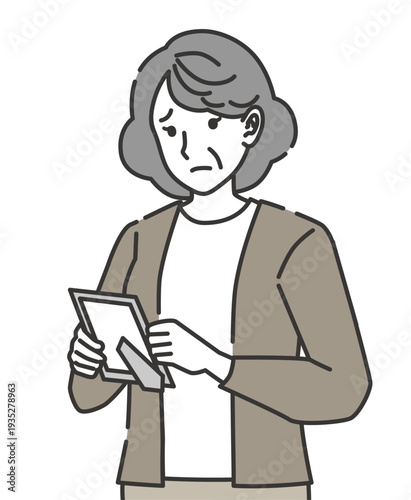 夫に先立たれたシニア女性のイメージ素材