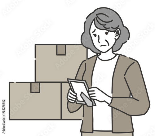 遺品整理中に思い出に浸るシニア女性の素材