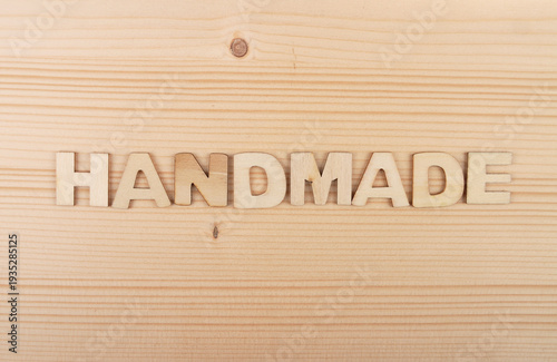 Begriff aus Holzbuchstaben auf hellem Holz