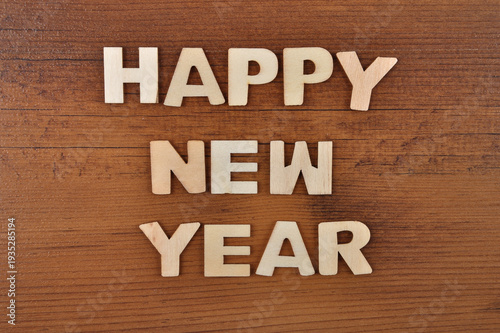 Begriff aus Holzbuchstaben auf altem dunklem Holz