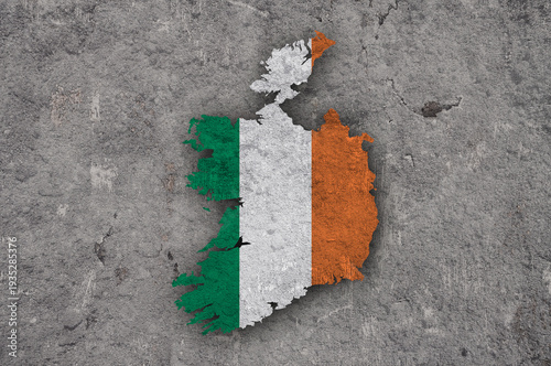 Karte und Fahne von Irland auf verwittertem Beton