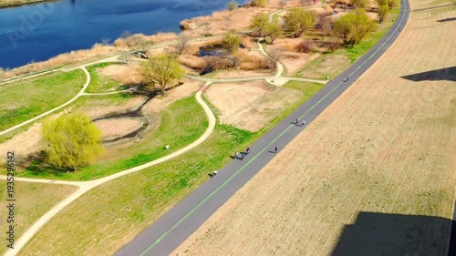 土手沿いを走る自転車を空撮　4K