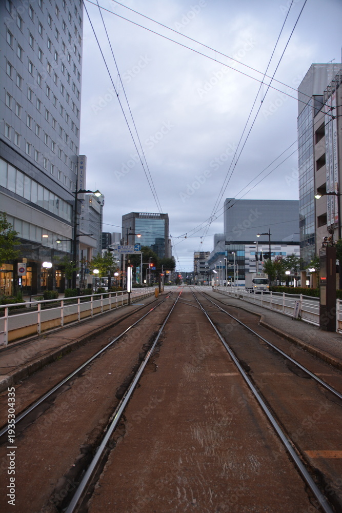 Fototapeta premium 市街地の路面電車の線路
