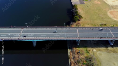 車通りの多い橋を空撮　4K