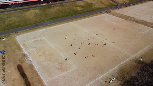 土手でサッカーをする少年たちを空撮　4K